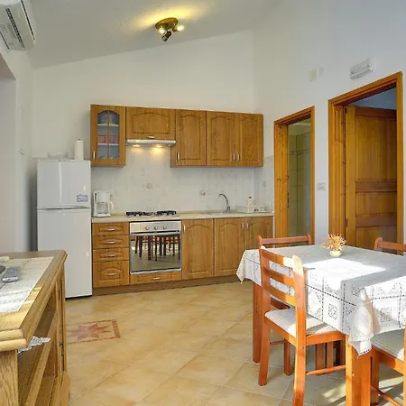 1 Bedroom Awesome In Apartman Rakalj