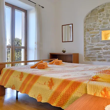 1 Bedroom Awesome In Apartman Rakalj